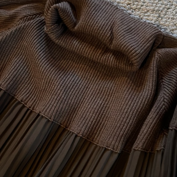 Brown turtleneck swing sweater - Picture 2 of 3